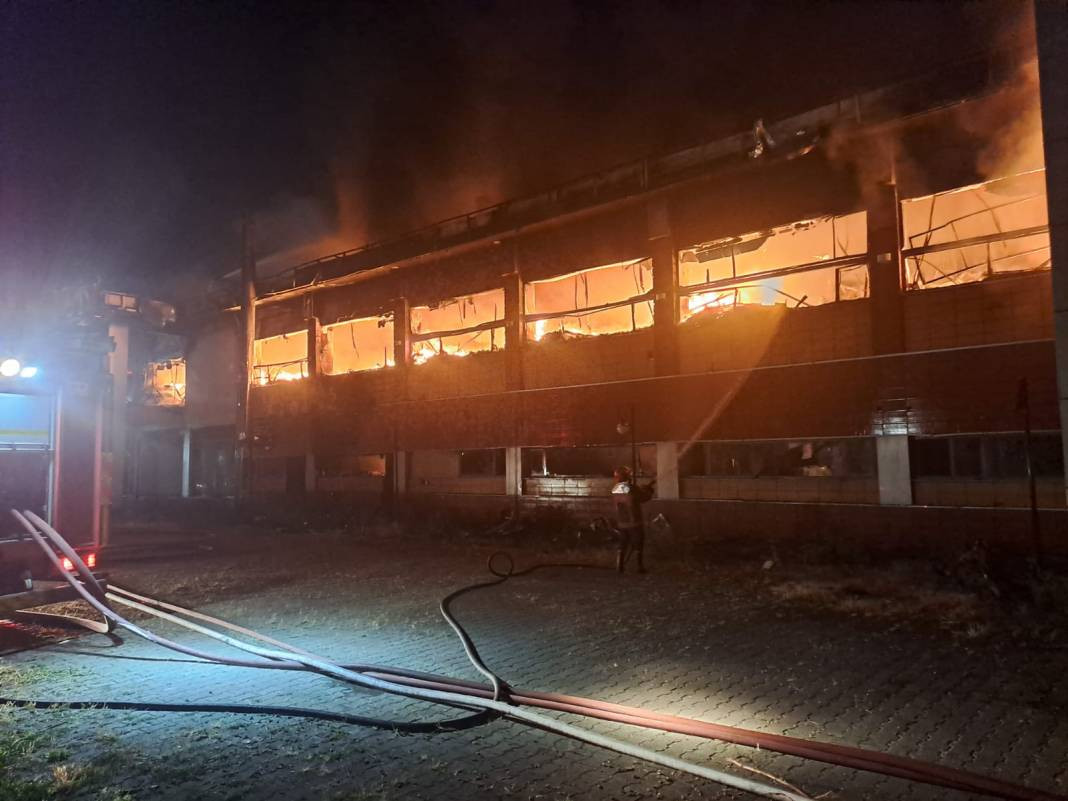 Sakarya’da kozmetik fabrikasında yangın - Resim: 35